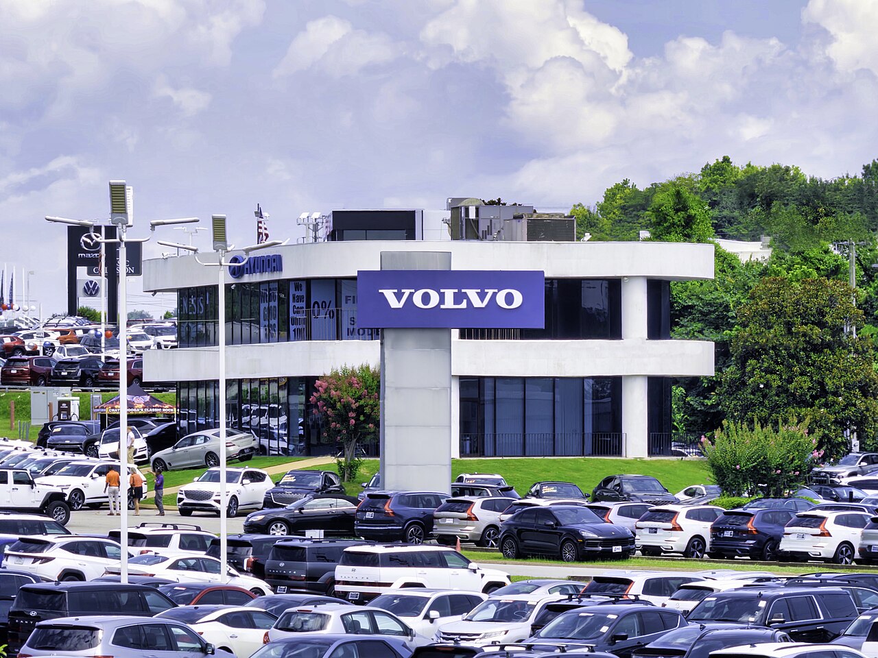 新車ディーラーの店舗外観