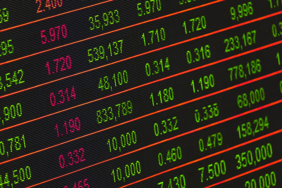株価ボードの数字が並ぶ画面——短期の値動きを追うのが投機
